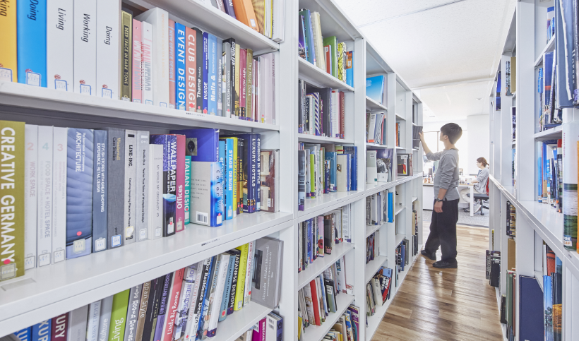 様々な資料に触れることにより、自分の目指すデザインのクオリティをアップさせようとするデザイナー。