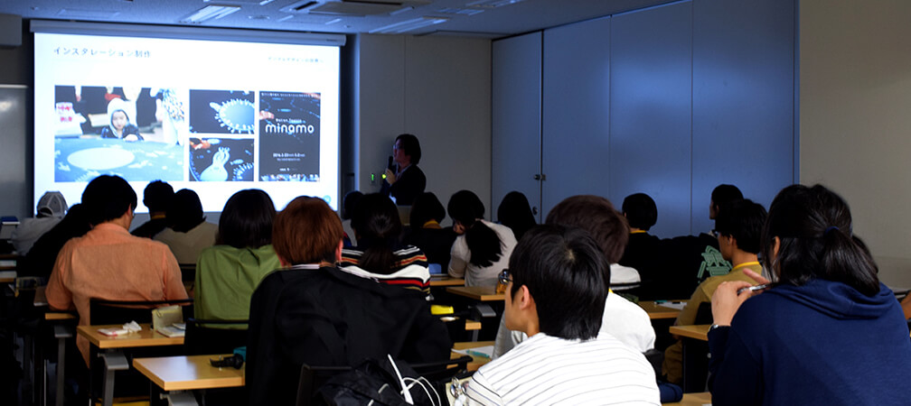 日本電子専門学校のグラフィックデザイン科での授業風景。 熱心に受講する生徒の皆さん。