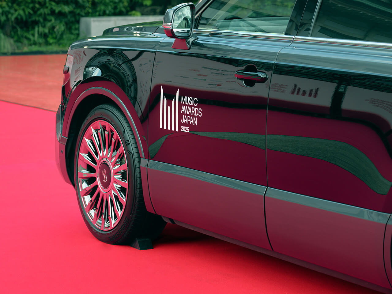 アーティストなどが乗車する車のラッピング