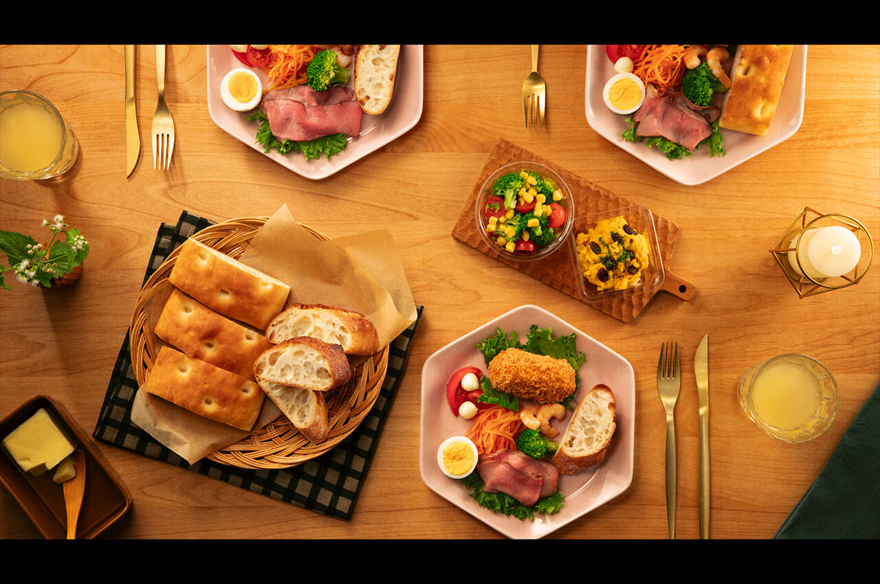 さまざまなパンを用いたご飯が並ぶテーブル