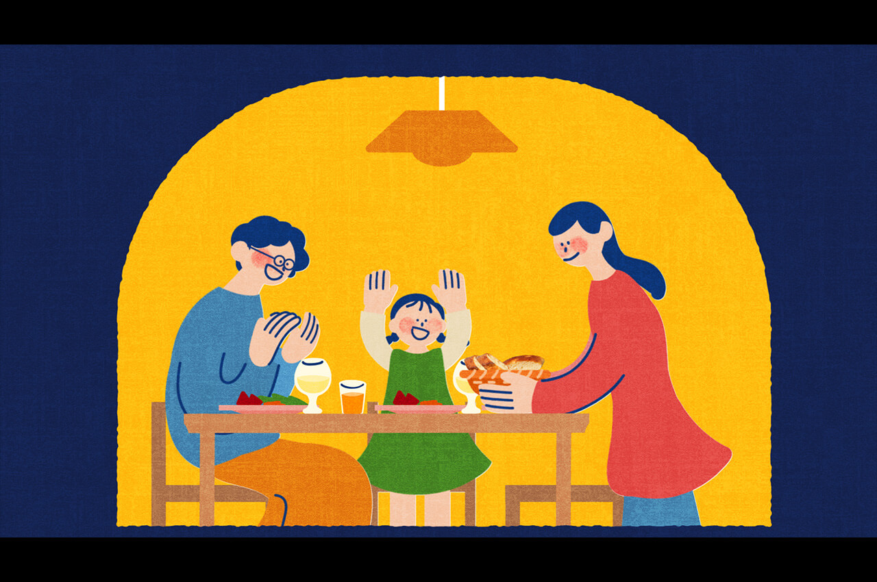 母親が運んできたパンのカゴを見て喜ぶ子供