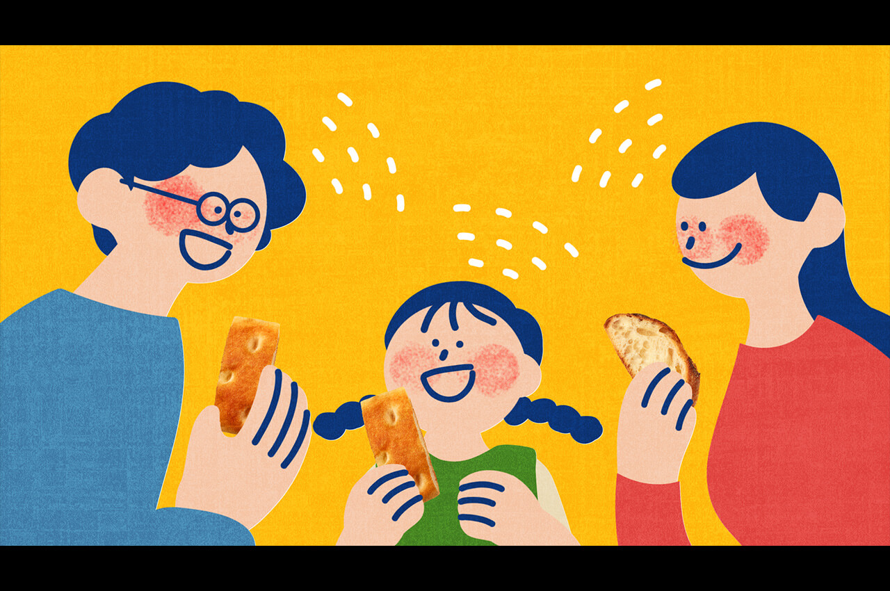 家族でパンを食べている様子