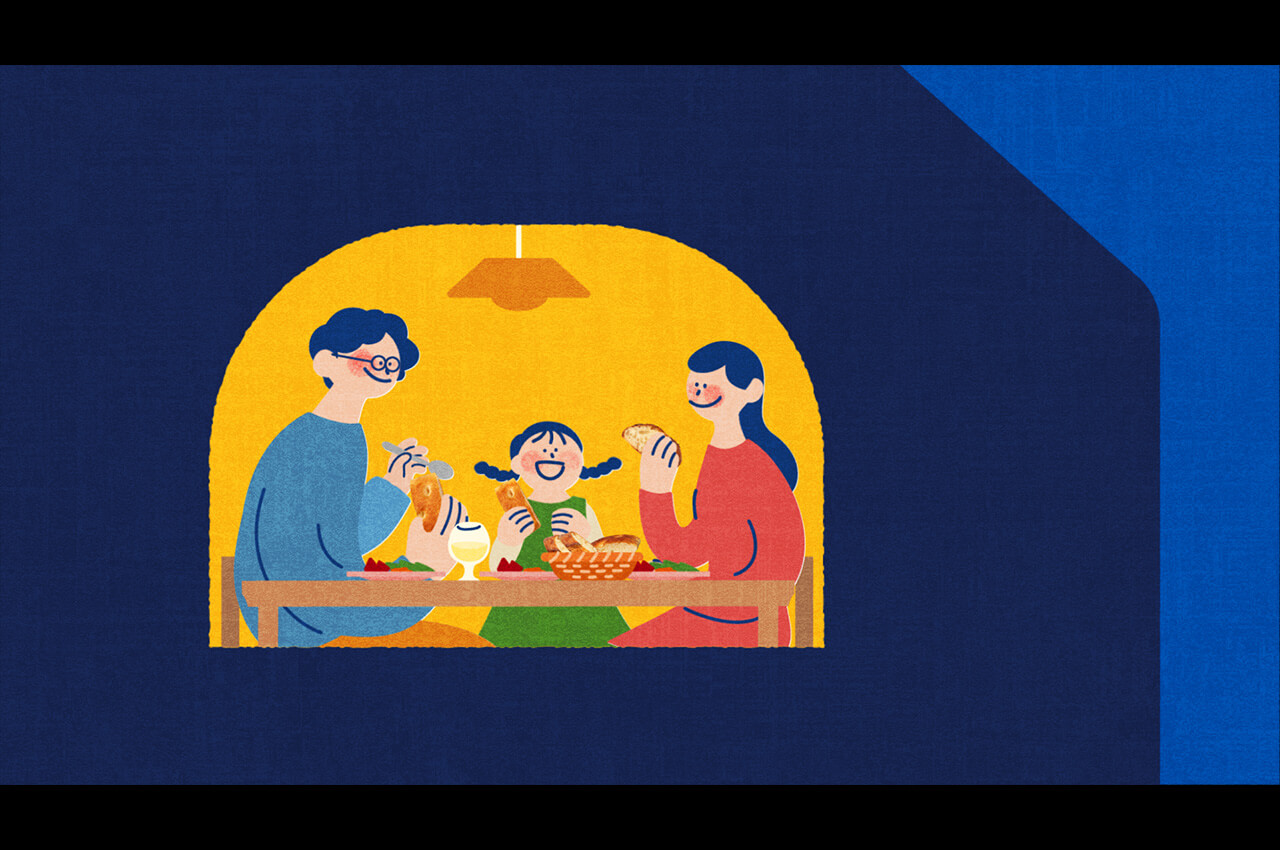 夕食にパンを食べている様子