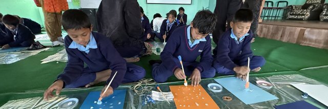 絵を描くラムチェ村の子供たち