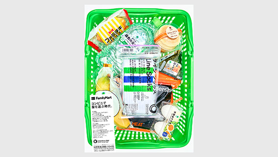 ファミリーマート様｜「コンビニエンスウェア」新聞広告
