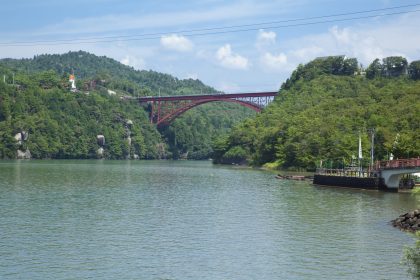 山あいにかかる橋