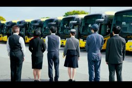 6名のはとバス乗務員様が並ぶ