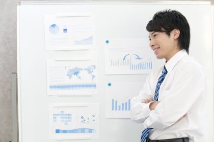 プレゼンする男性